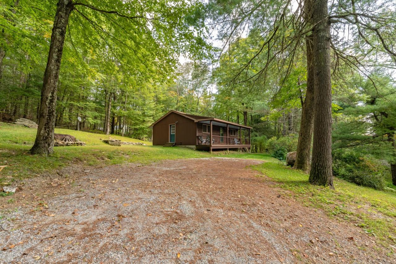 Cozy Berkshires Cabin with Lake, Beach, Hot Tub, Fireplace - The Wilde BNB - Chambres d'hôtes Tolland