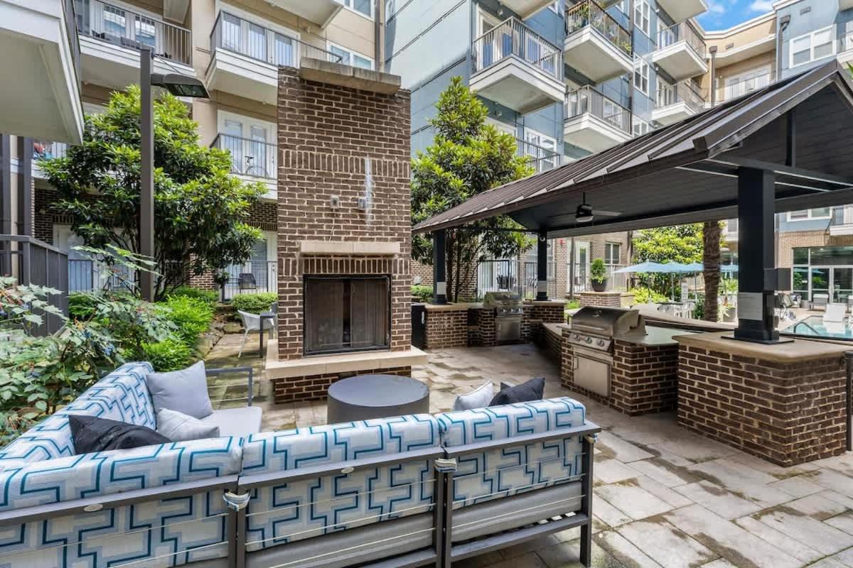 Modern 2BD - 5 Min DT, Gym, Parking, W-D - Sleeps 12 - B&B