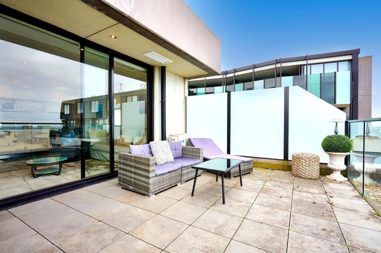 Modern 2-Bed Apartment with Ocean Views and Parking - B&B