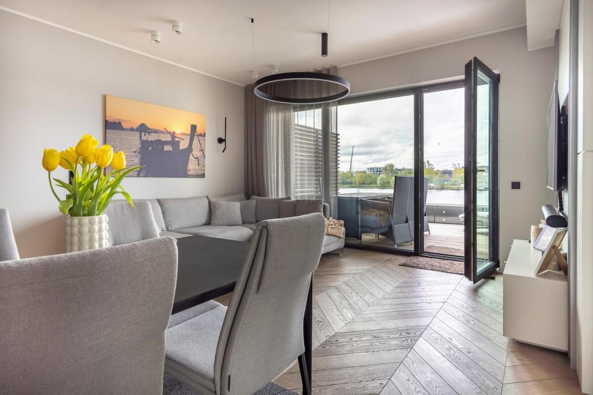 Family apartment near river, big balcony, free parking - B&B Pärnu