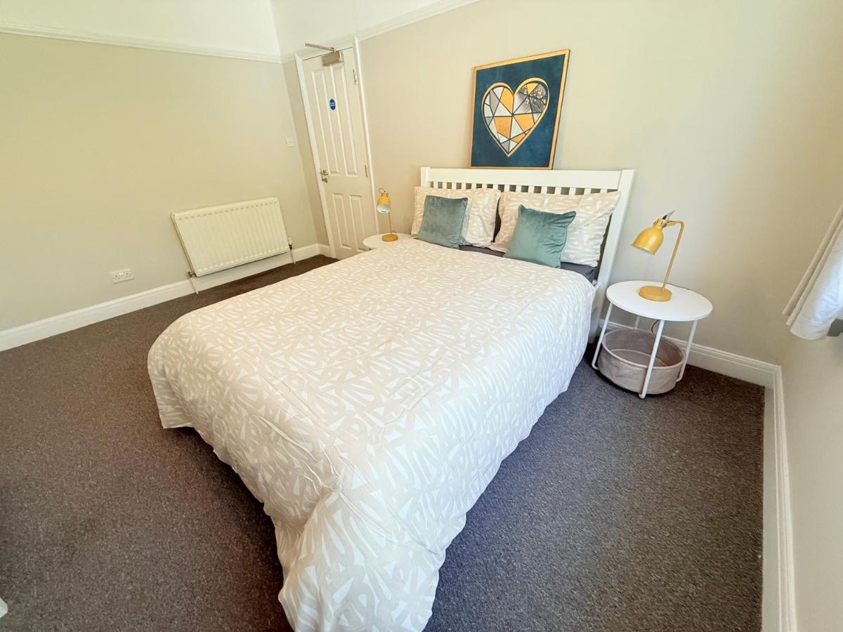 Spacious 5-Bedroom house close to station - B&B Londra