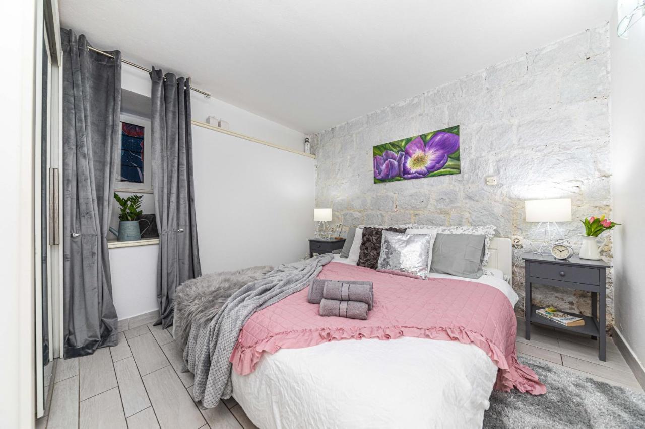 Classic One-Bedroom Apartment with King Bed