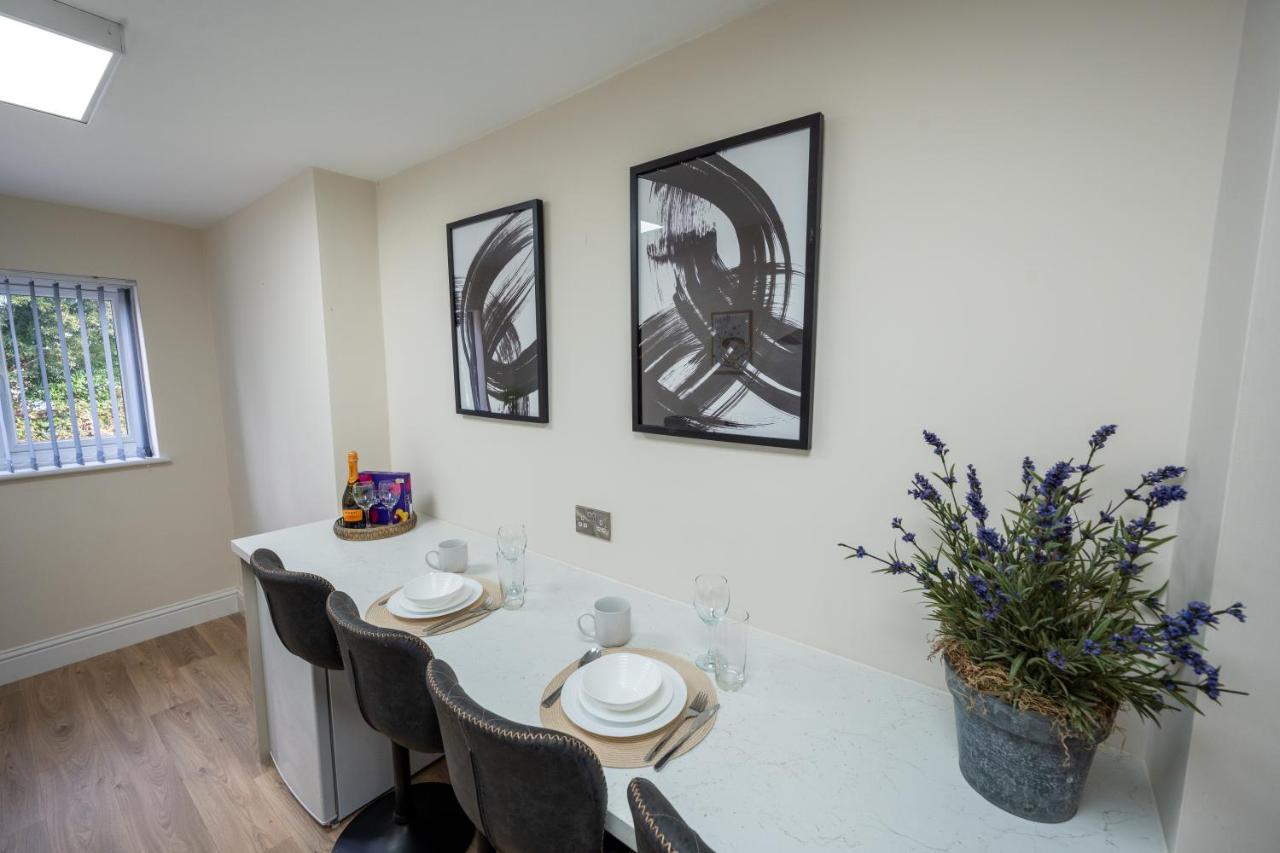 Cosy,Modern 2 Bedrooms Apartment with Garden Close to Centre,Seafront, Hospital, Free Parking - Chambres d'hôtes Eastbourne