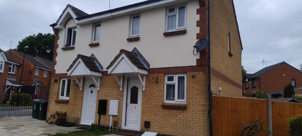 Entire 2 bedroom home with parking in Coventry, UK - Ferienwohnung Coventry