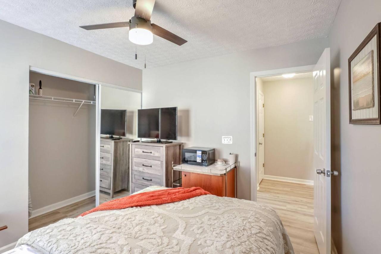 Suburban Retreat Cozy 3 Bedroom- Very accessible - B&B Dallas