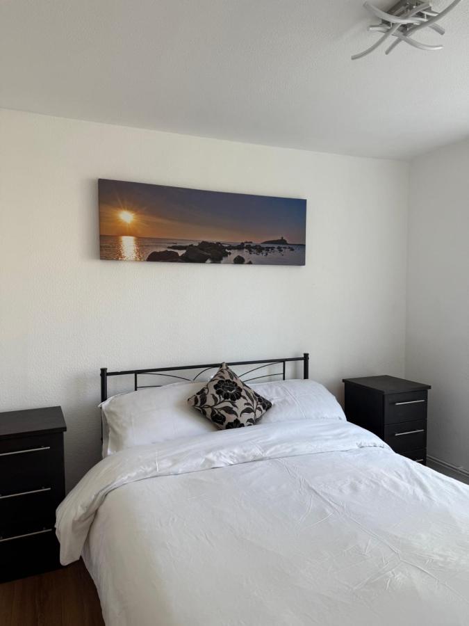 Bright and spacious two bedroom flat - B&B Sutton