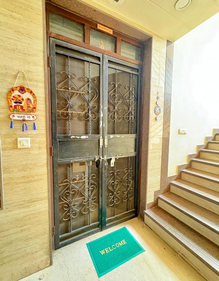 Urban oasis Modern 3BHK, sandy cafe with balcony views - B&B Jaipur