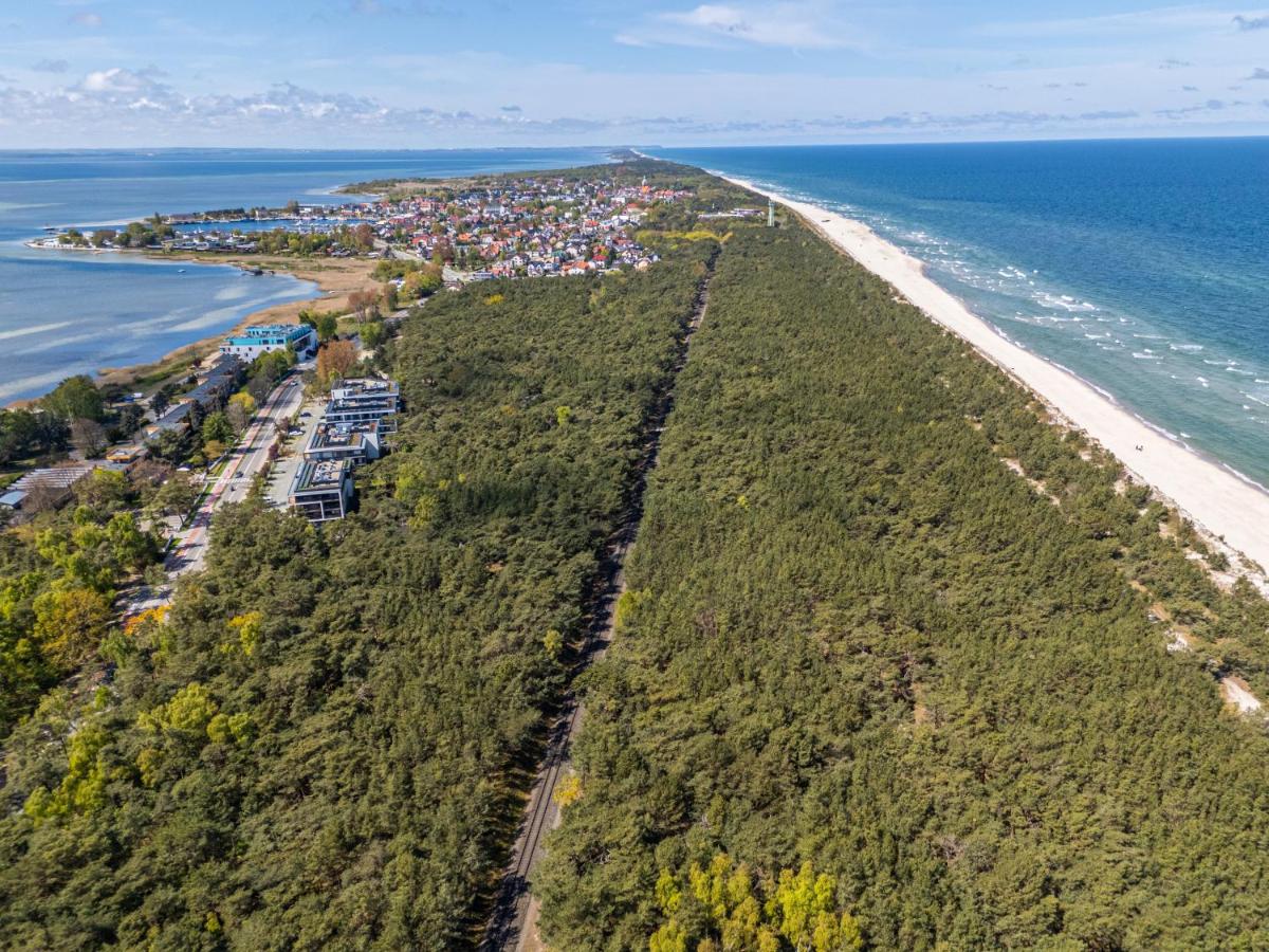 Apartament Leśny Ogród - kompleks Wydma & Las - 200 m do Morza, widok na sosnowy las, leśny ogród o pow 160 m2, bezpłatny parking, faktura VAT, ochrona, plac zabaw, boisko wielofunkcyjne - B&B Jastarnia