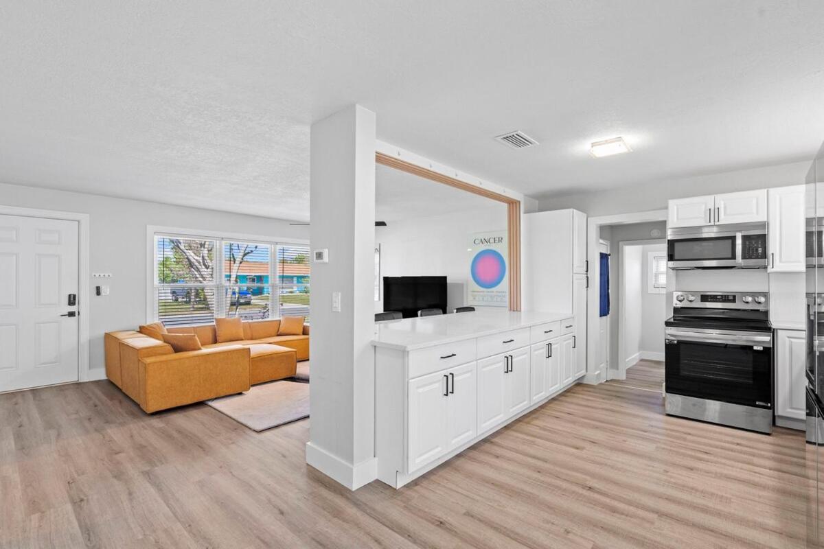 Palms Retreat in Central Largo - mins to the Sand! - Bed and Breakfast Largo
