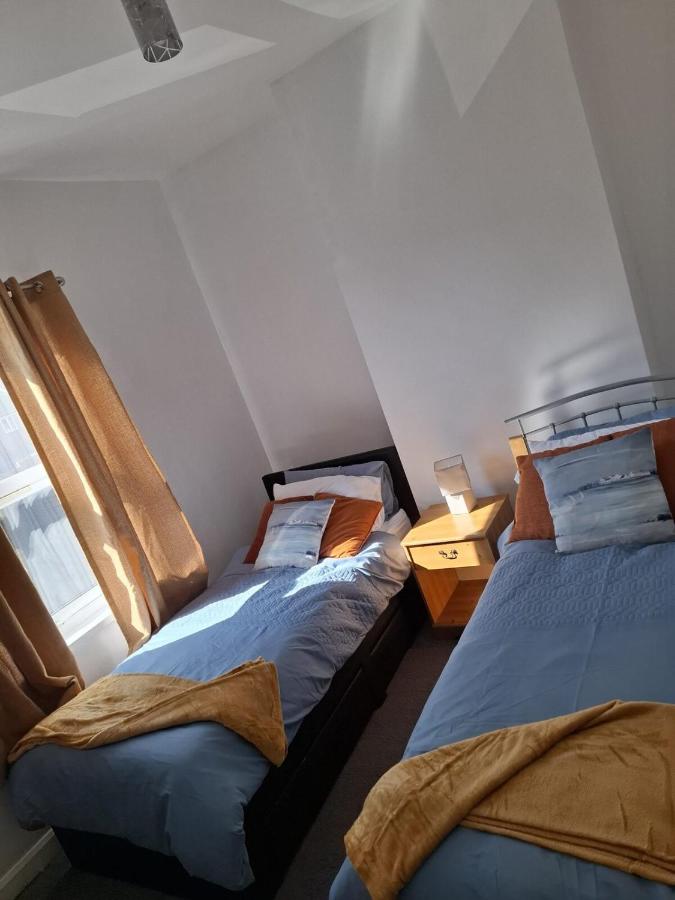 Sleeps 5 - 2 Bedroom House - Bed and Breakfast Stoke-on-Trent