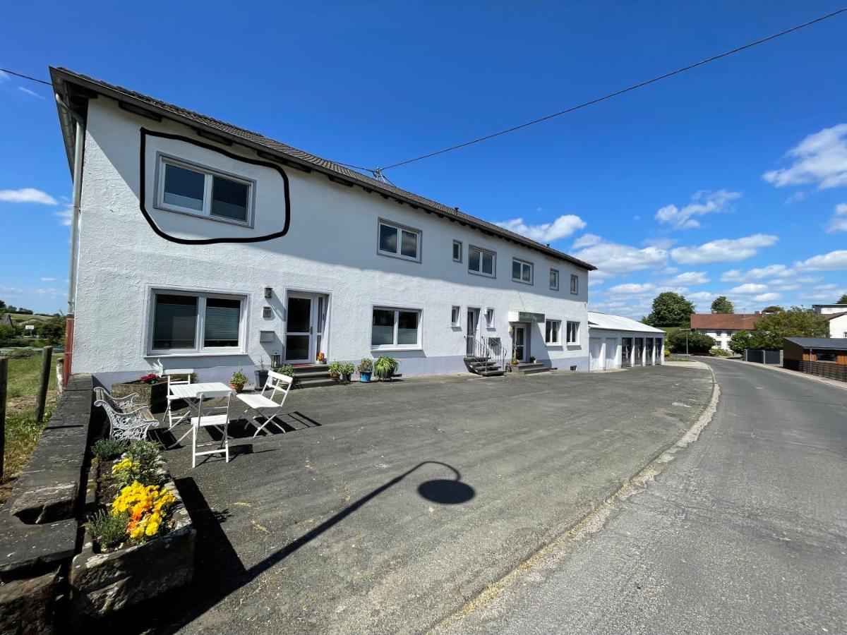 Helle Ferienwohnung mit großem Balkon in Nattenheim in der Südeifel bei Bitburg - B&B Nattenheim