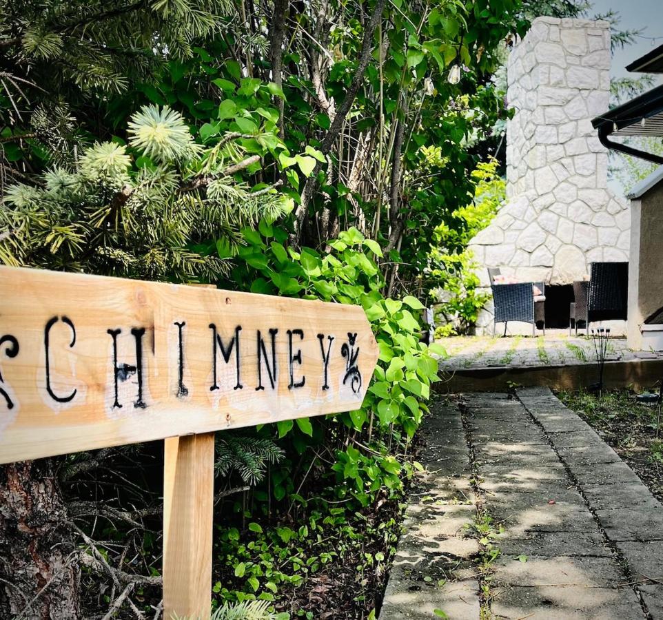 The Chimney Studio with Gigantic Outdoor Fireplace - B&B Calgary