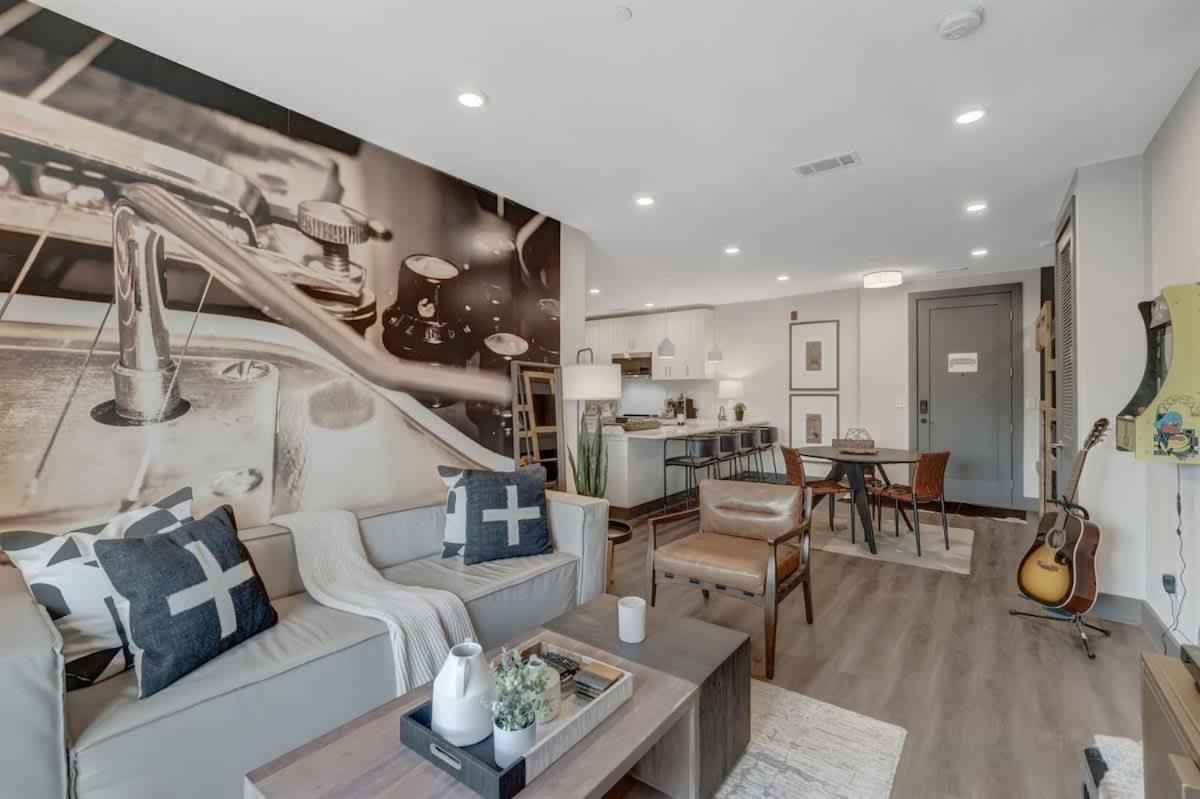 6 Min to Broadway - Gym Rooftop Sleeps 8 - Bed and Breakfast