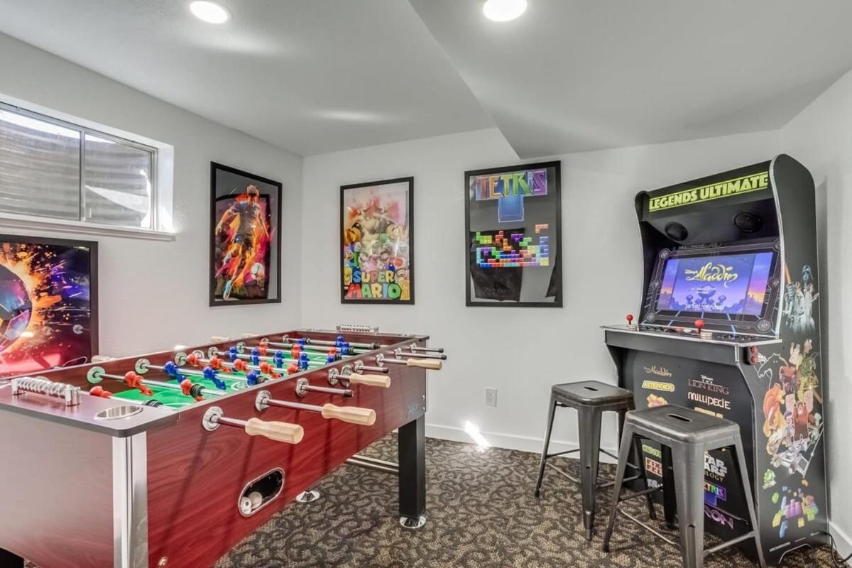 Gameroom and Theater in a breathtaking home - B&B