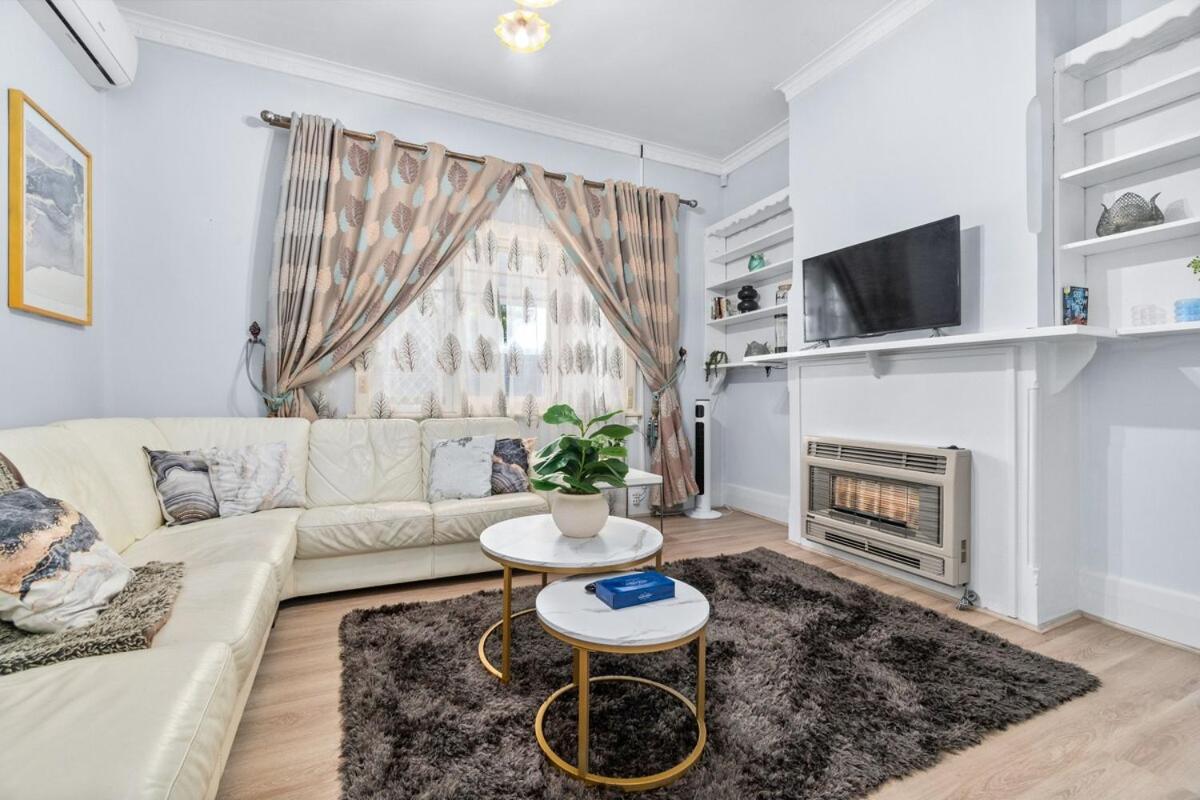 Stylish Three Bedroom Unit Close to CBD - Chambres d’hôtes Evandale