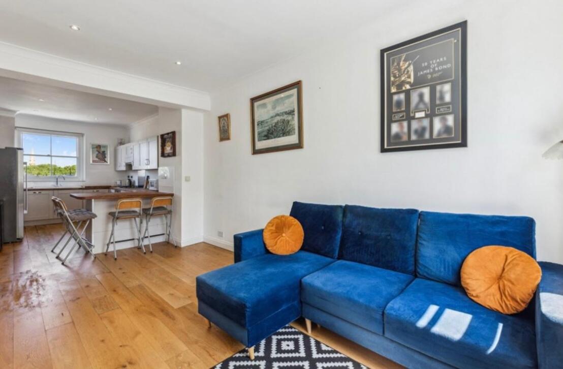 Bright 3 bedroom duplex with roof terrace views - B&B