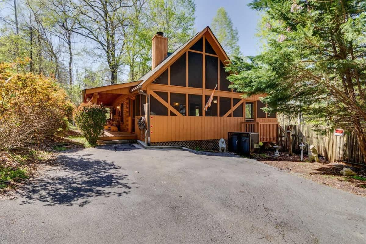Cozy Bear Lodge - Hot Tub 15 min to Pigeon Forge - Chambres d'hôtes Sevierville