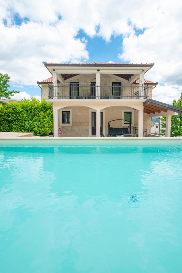 Stone house with 4 bedrooms and beautiful view - Chambres d'hôtes Hrvace