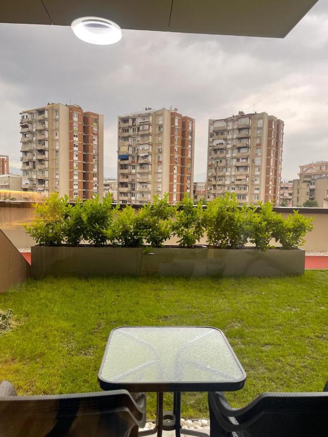 Green Leaf Apt in Diamond of Skopje with Free Parking, Private Yard and Private park access - B&B