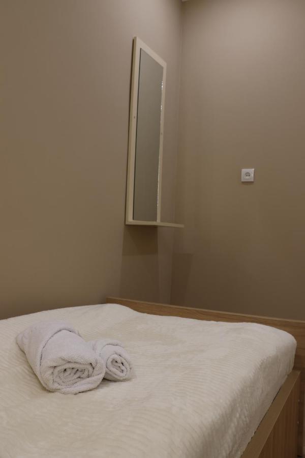 Standaard Tweepersoonskamer met 2 Aparte Bedden - Gedeelde Badkamer