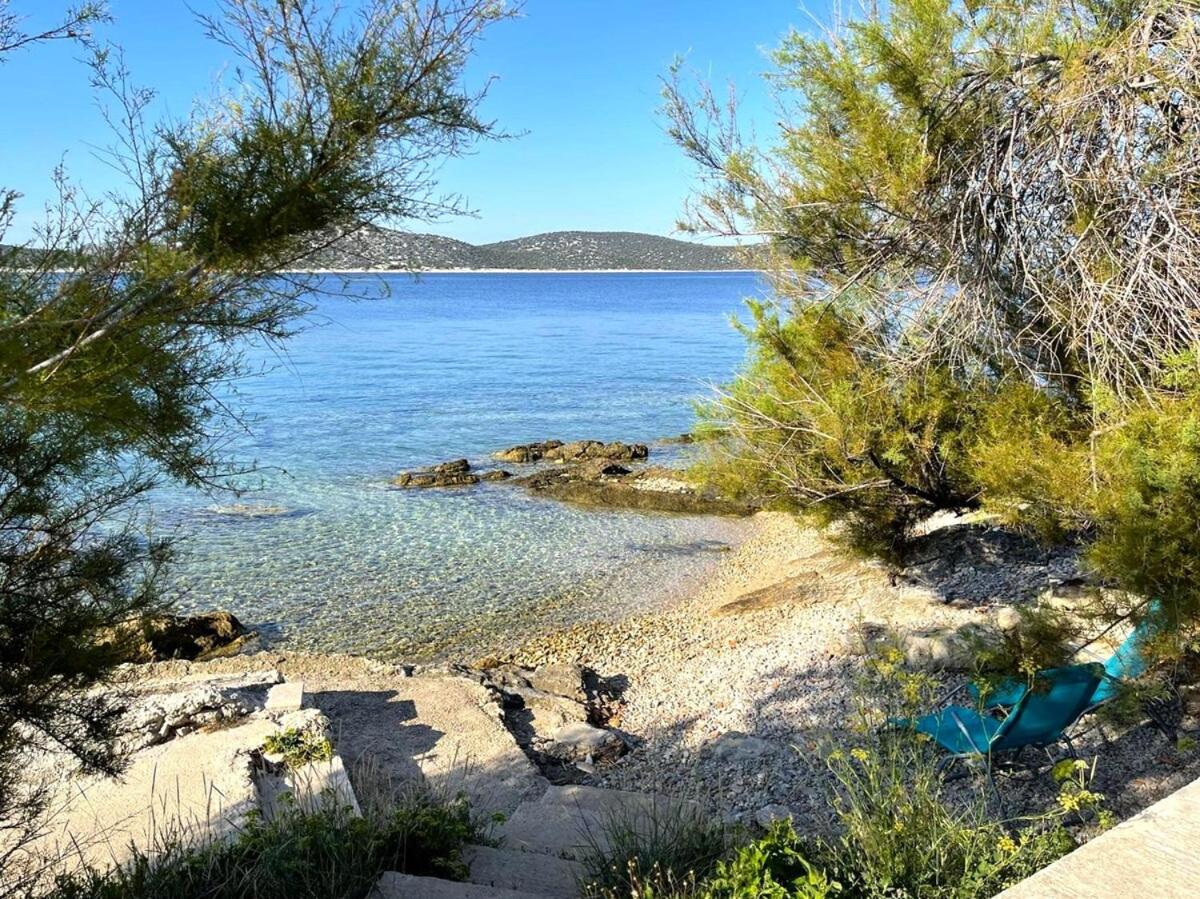 Little Beachouse Prvic Island - B&B