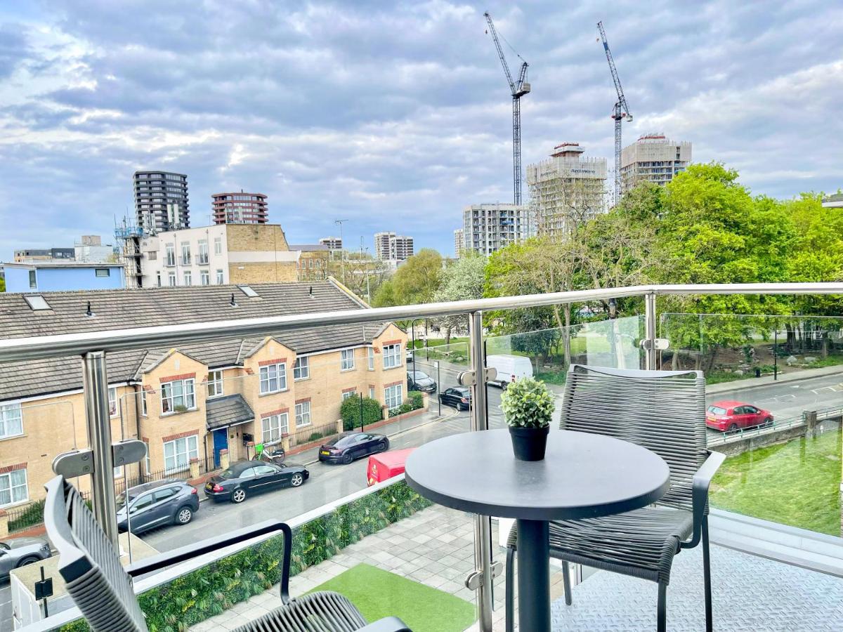 Contemporary Apartments with Private Balconies in Hoxton near Shoreditch, Old Street, Islington - B&B