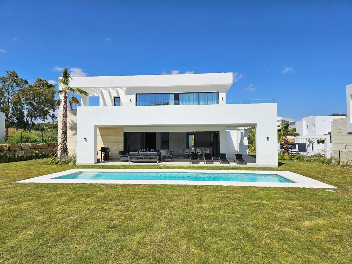 New Villa with Private Pool and Garden in La Finca de la Cala - B&B La Cala De Mijas