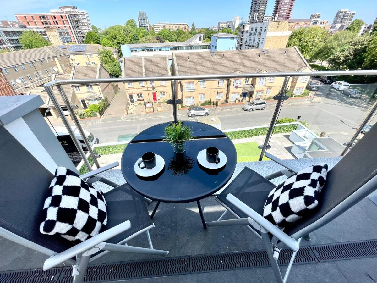 Three-Bedroom Apartment with Balcony