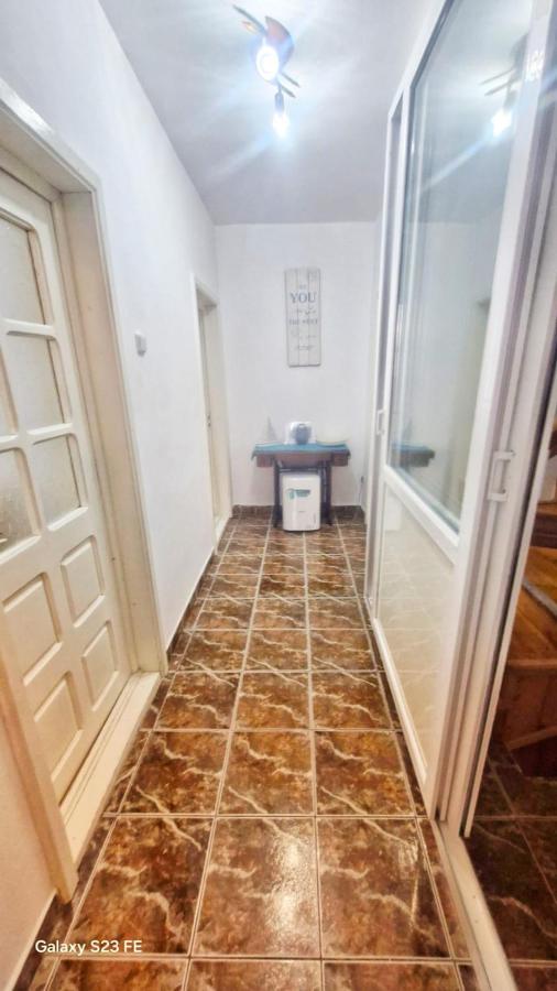 Apartament cu 4 Dormitoare la 100 de m de plaja Debarcader "Casa Cu Obloane Rosii By Cochilia" - B&B