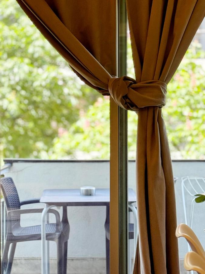 Zimmer mit Queensize-Bett und Balkon