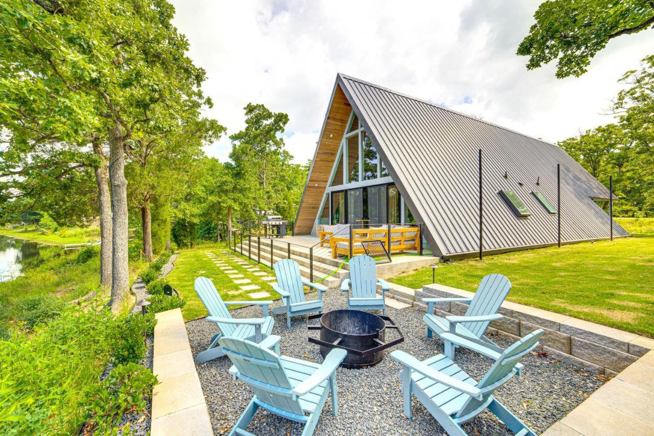 A-Frame Cabin with Deck Near Cedar Creek Lake - B&B Malakoff