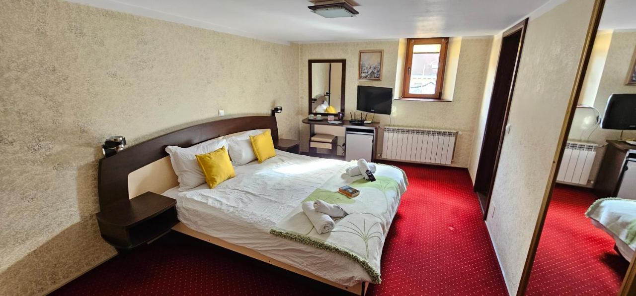 Camera Queen Standard