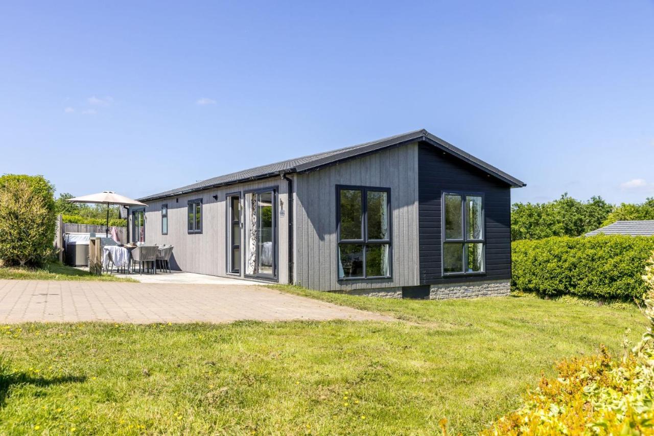 Hazel Lodge, 27 Roadford Lake Lodges - B&B Lifton