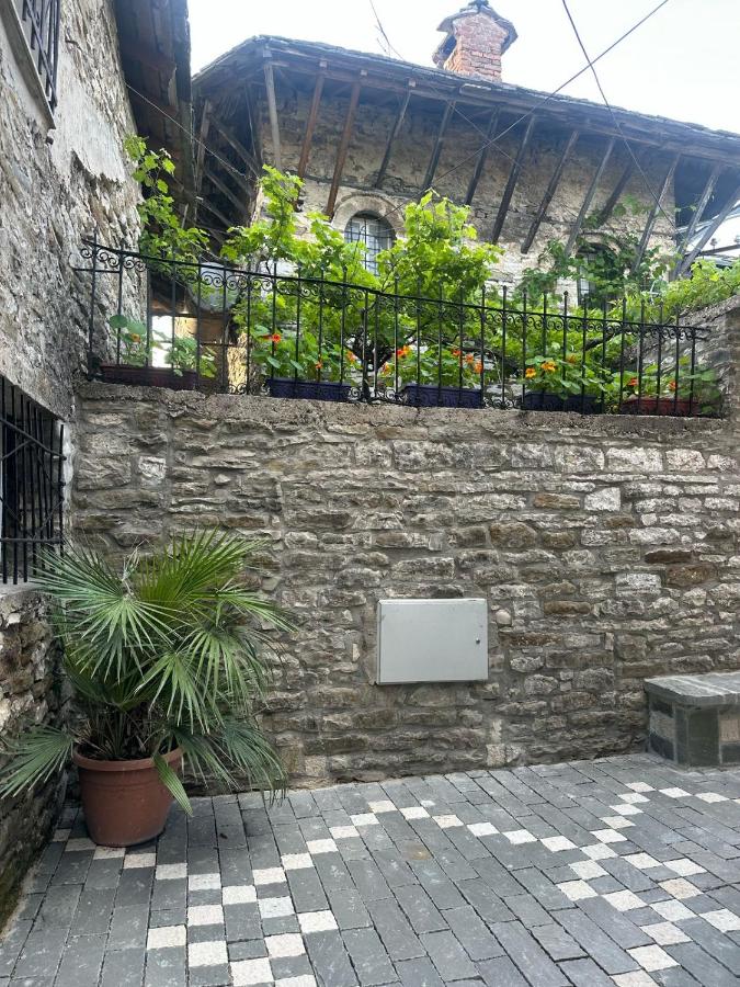 Traditional House & Rooms Shapllo - Ferienwohnung Gjirokastra