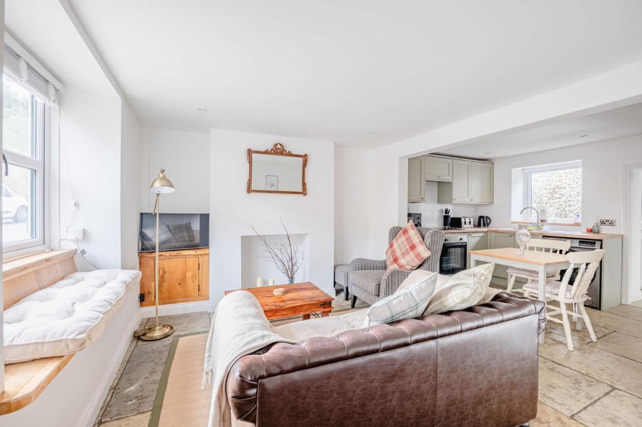 Cosy Cottage in Crewkerne Free on Street Parking - B&B