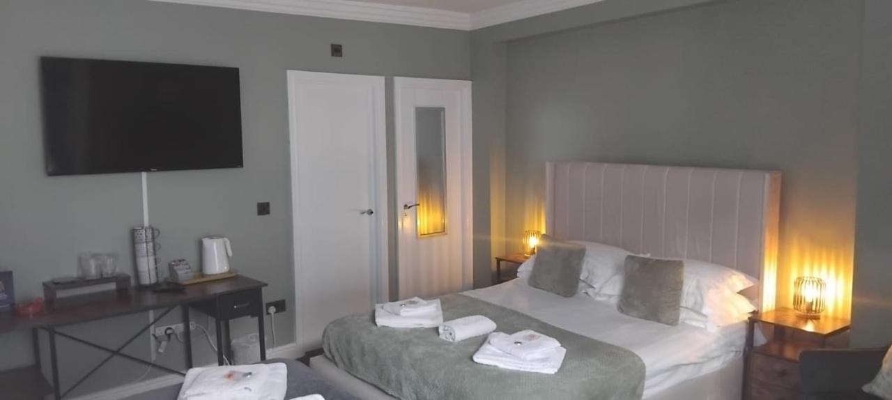 Vierbettzimmer mit Badewanne
