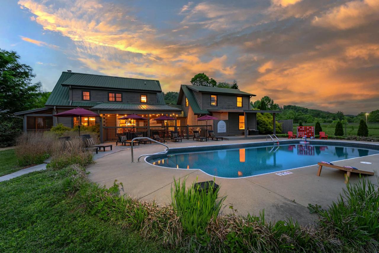 Sleeps 20 Sport Court Pool Hot Tub Playground - B&B Avery Creek