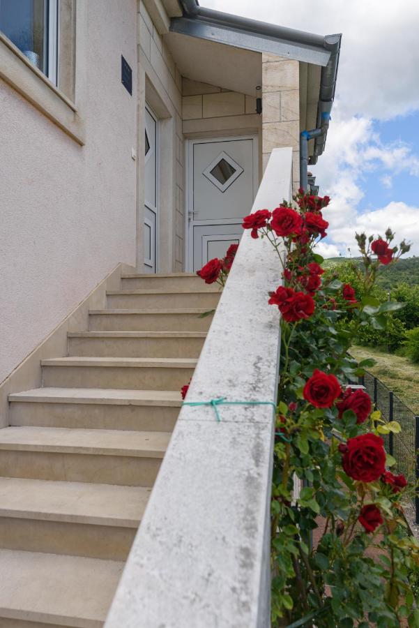 Divine Apartment Drnis - "Modern comfort at the gateway to Krka National Park" - Bed and Breakfast