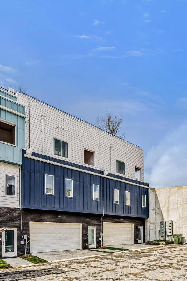 Side-by-Side Homes with Hot Tubs - Sleeps Over 20 Guests - B&B