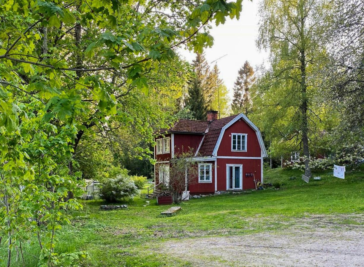 Classic Red Cottage By The Forest In Svanberga - B&B