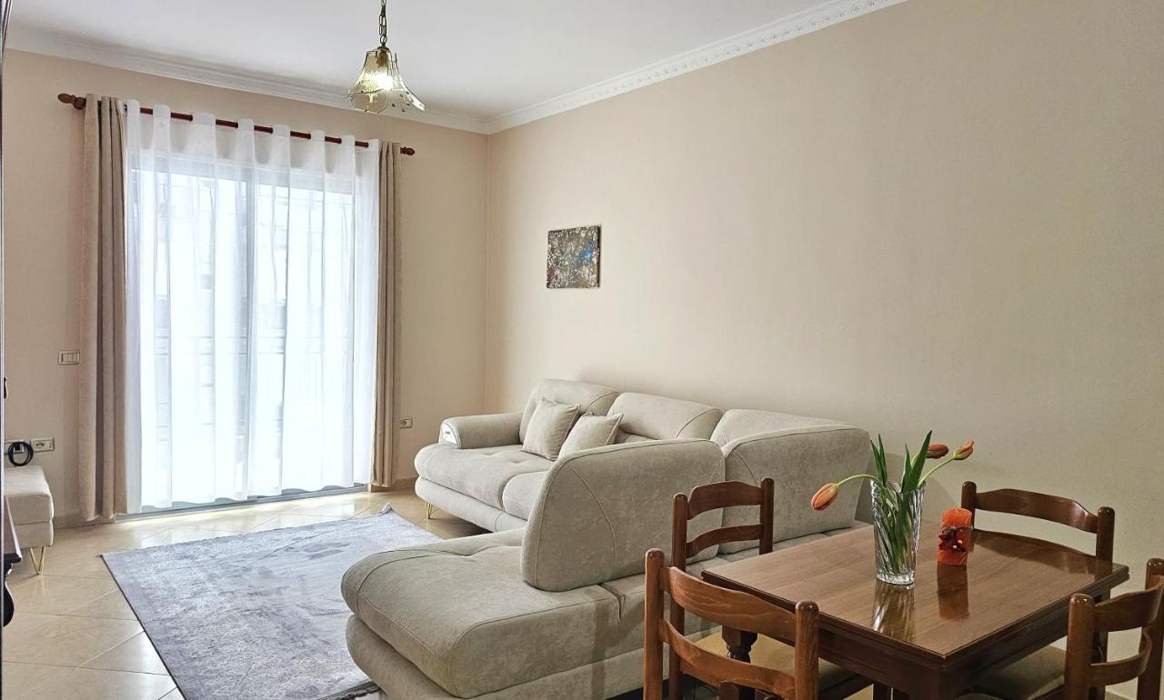 Poetry Apartment - Bed and Breakfast Vlorë