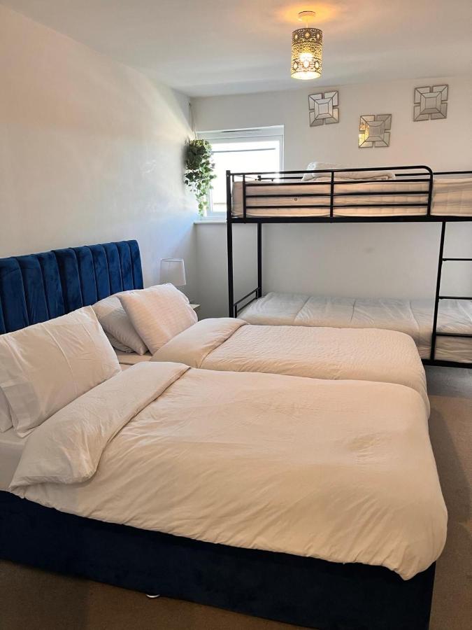 Bright & Stylish en-suite bedroom suitable for singles, couples, and families in a 2bed apartment - B&B Chatham