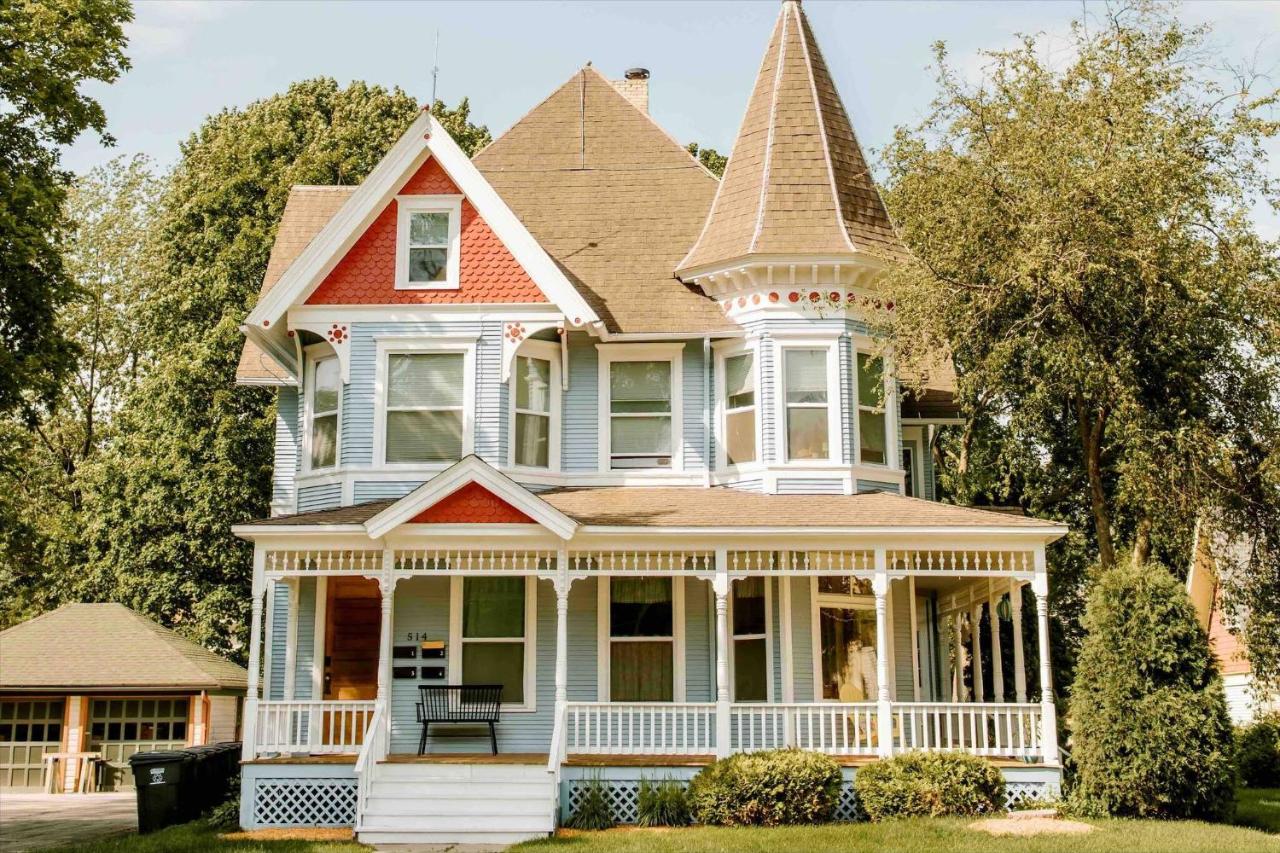 Charming Historic Upper | Walk to Downtown, Lakes - Bed and Breakfast Oconomowoc