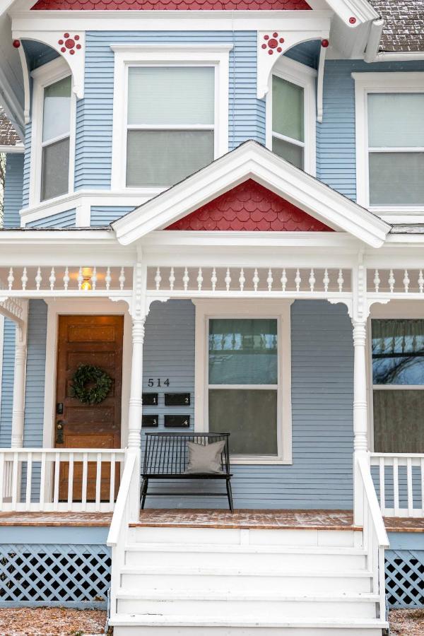 Charming Historic Upper | Walk to Downtown, Lakes - Bed and Breakfast Oconomowoc