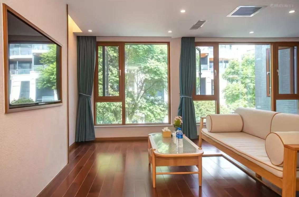 Zimmer mit Kingsize-Bett und Gartenblick. 