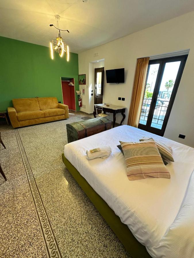 Deluxe Double Room with Balcony and Sea View