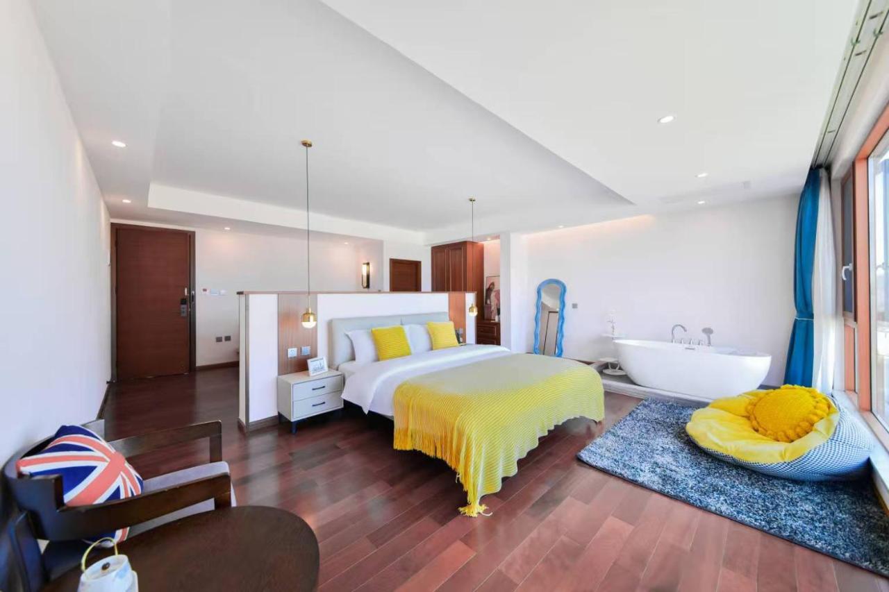 Zimmer mit Kingsize-Bett und Meerblick