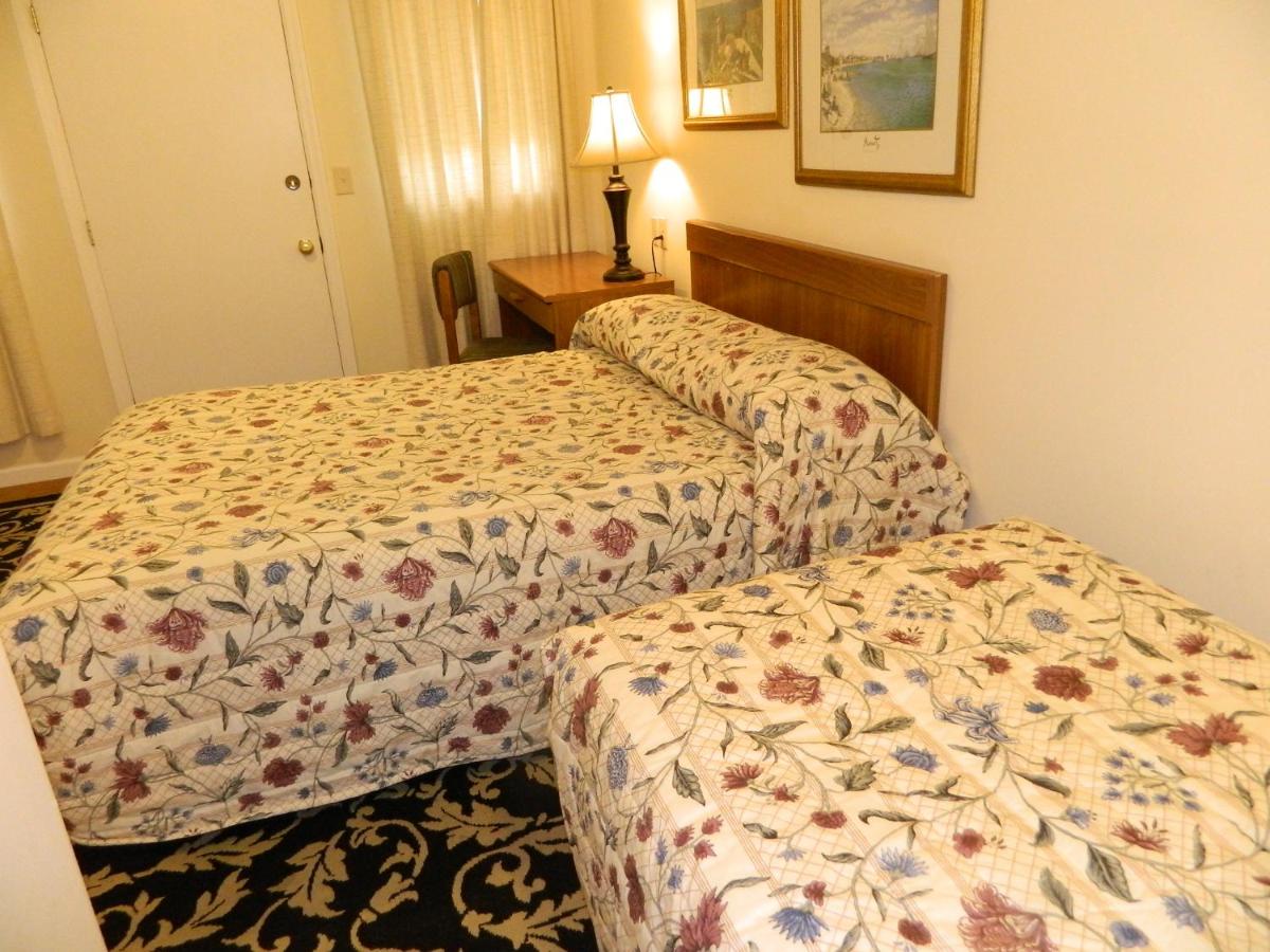 Twin Oaks Motel - B&B