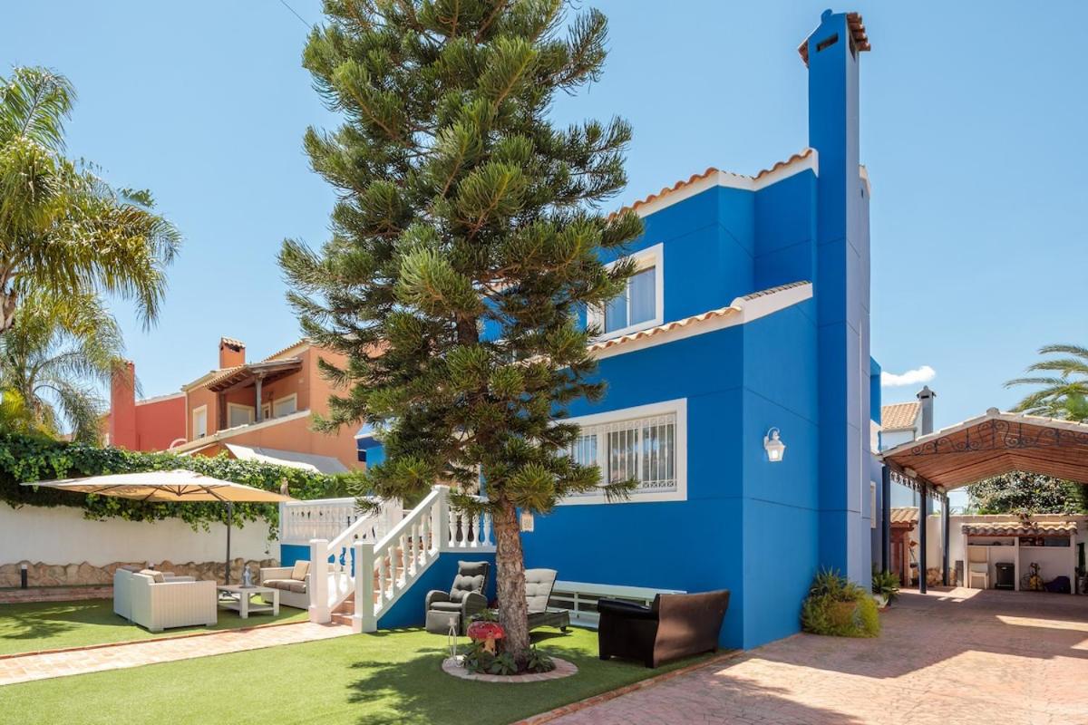 Luxurious Villa with communal Pool near the sea - B&B
