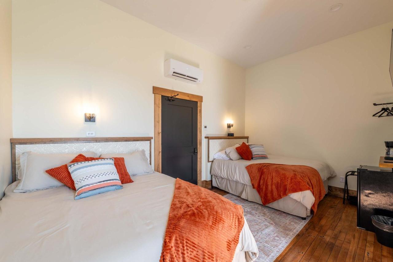 Courtyard Queen - Room 2 - B&B Versailles